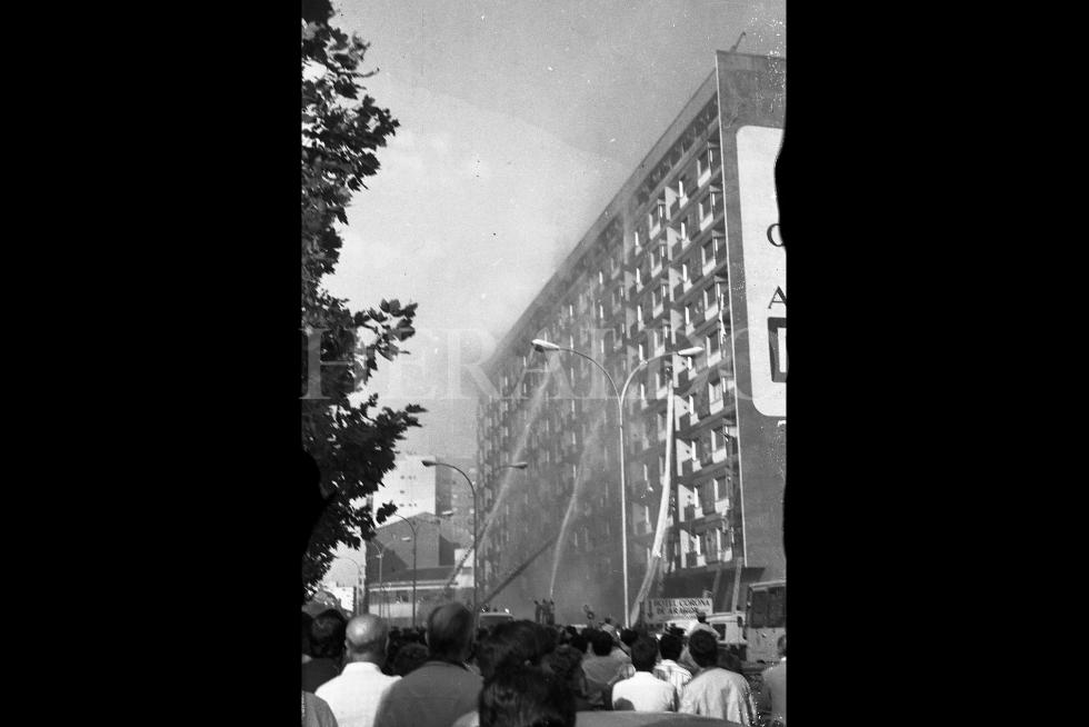 Fotografías tomadas durante el incendio del hotel Corona de Aragón el 12 de julio de 1979 donde murieron 78 personas y 113 resultaron heridas
