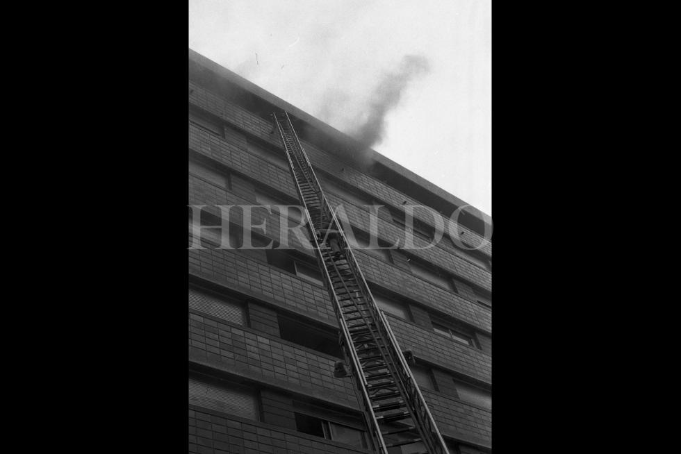 Fotografías tomadas durante el incendio del hotel Corona de Aragón el 12 de julio de 1979 donde murieron 78 personas y 113 resultaron heridas