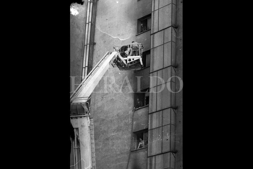 Fotografías tomadas durante el incendio del hotel Corona de Aragón el 12 de julio de 1979 donde murieron 78 personas y 113 resultaron heridas