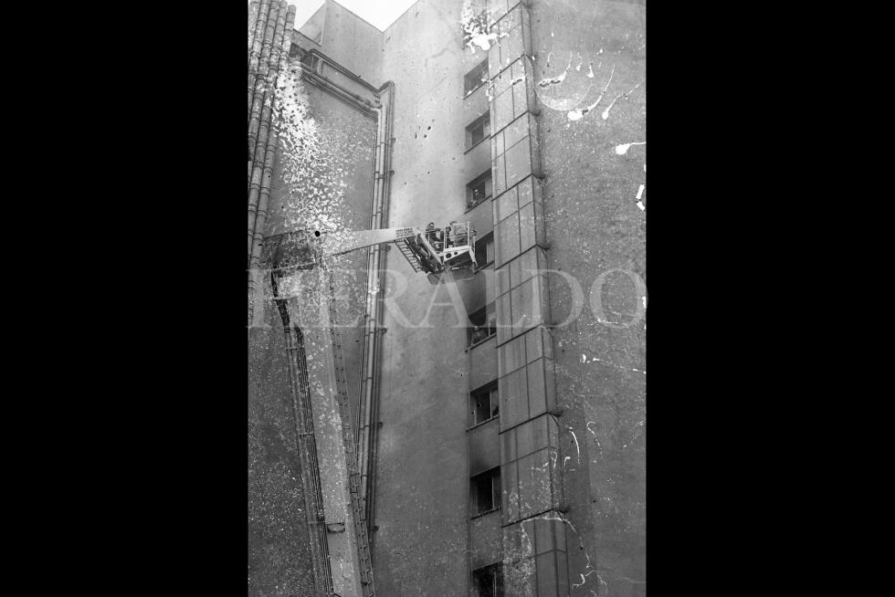 Fotografías tomadas durante el incendio del hotel Corona de Aragón el 12 de julio de 1979 donde murieron 78 personas y 113 resultaron heridas