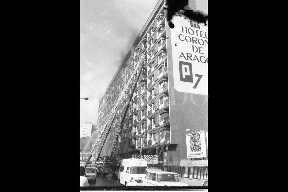 Fotografías tomadas durante el incendio del hotel Corona de Aragón el 12 de julio de 1979 donde murieron 78 personas y 113 resultaron heridas