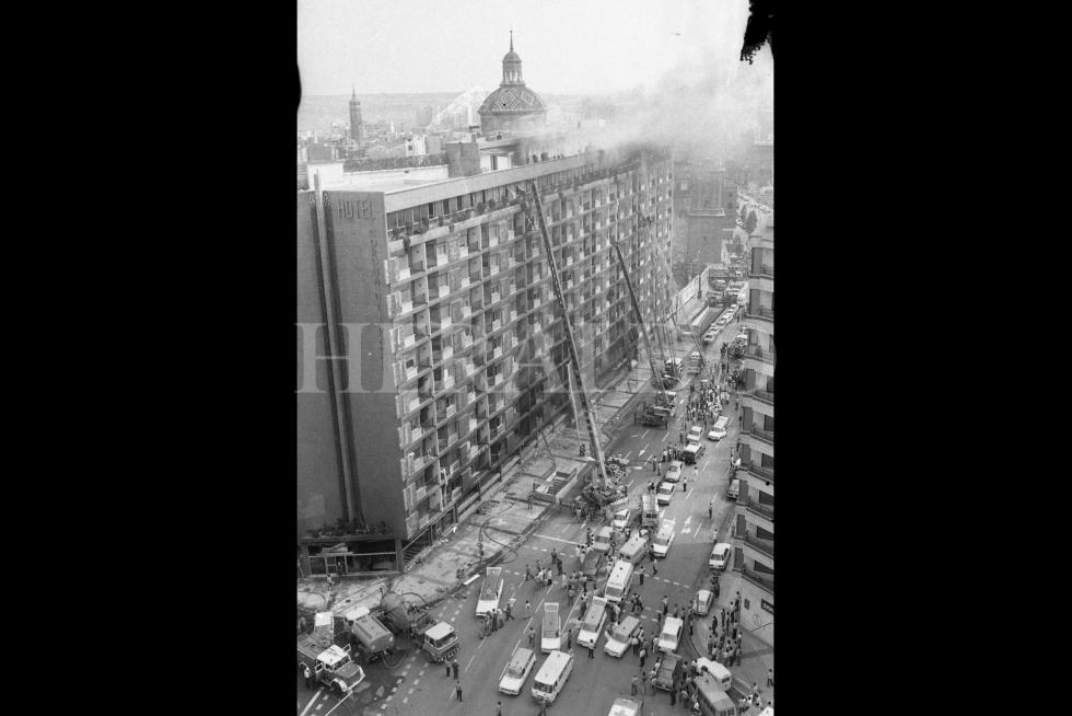 Fotografías tomadas durante el incendio del hotel Corona de Aragón el 12 de julio de 1979 donde murieron 78 personas y 113 resultaron heridas