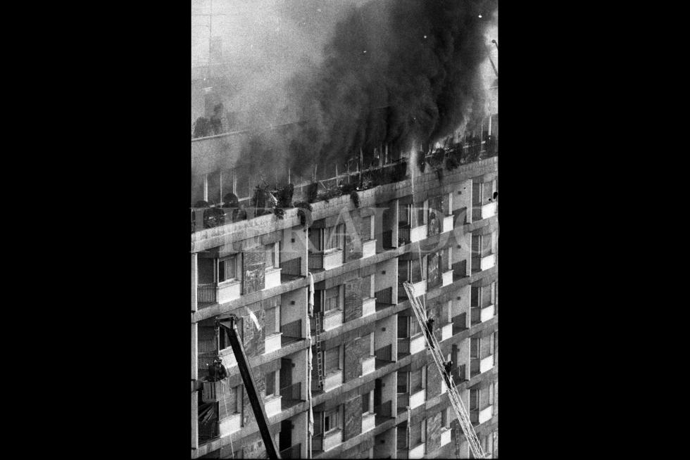 Fotografías tomadas durante el incendio del hotel Corona de Aragón el 12 de julio de 1979 donde murieron 78 personas y 113 resultaron heridas