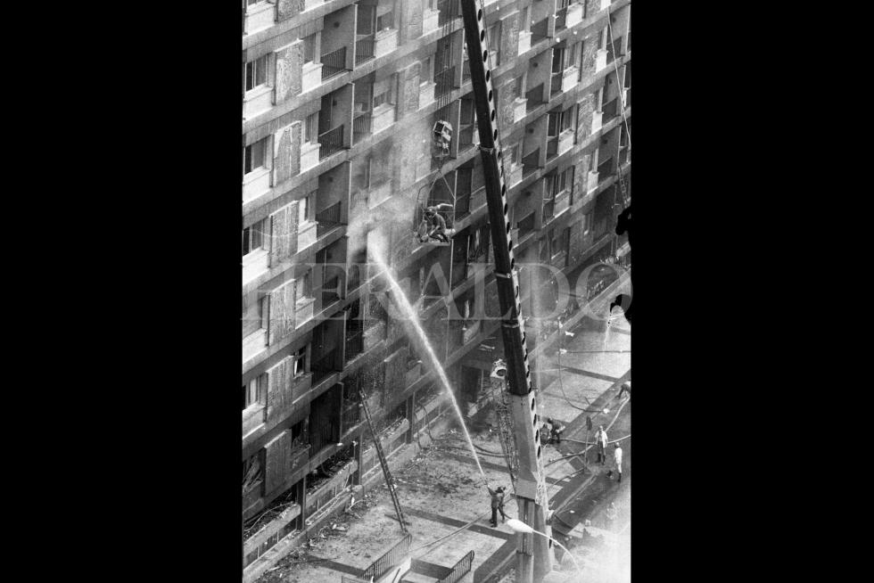 Fotografías tomadas durante el incendio del hotel Corona de Aragón el 12 de julio de 1979 donde murieron 78 personas y 113 resultaron heridas