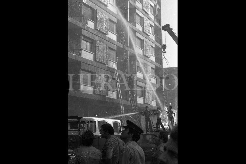 Fotografías tomadas durante el incendio del hotel Corona de Aragón el 12 de julio de 1979 donde murieron 78 personas y 113 resultaron heridas