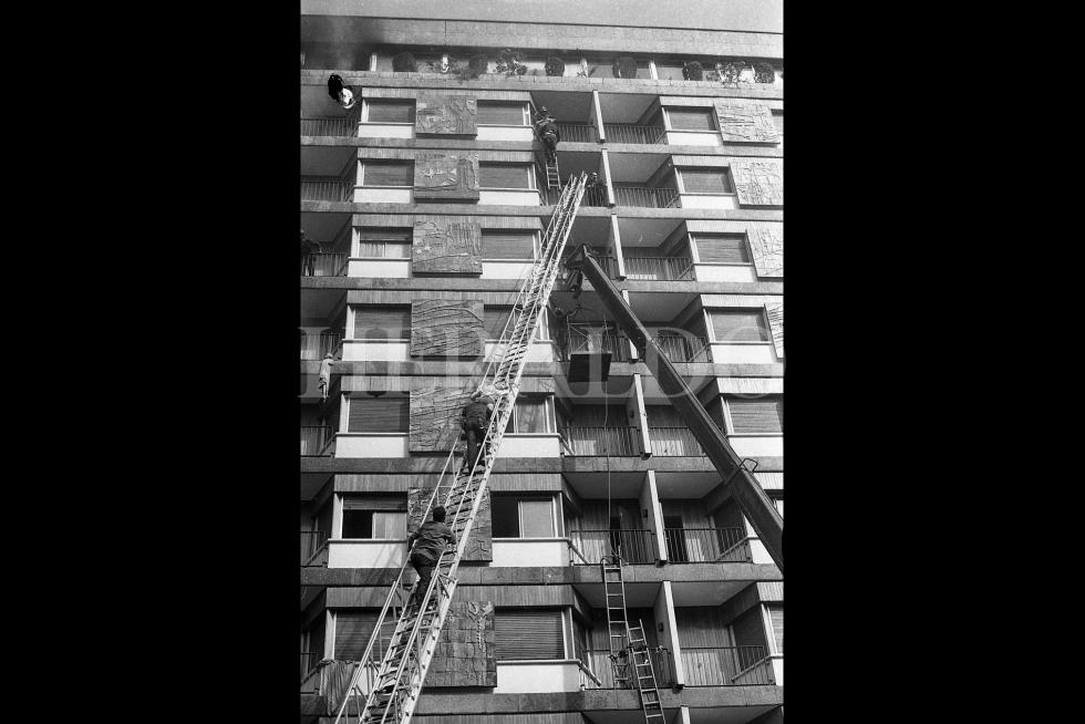 Fotografías tomadas durante el incendio del hotel Corona de Aragón el 12 de julio de 1979 donde murieron 78 personas y 113 resultaron heridas