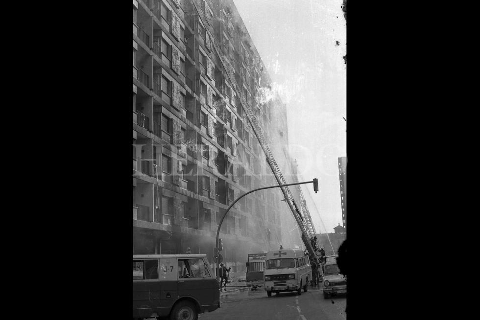 Fotografías tomadas durante el incendio del hotel Corona de Aragón el 12 de julio de 1979 donde murieron 78 personas y 113 resultaron heridas