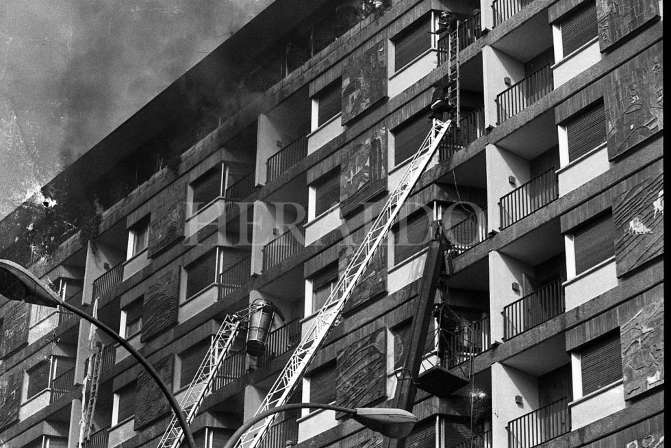Fotografías tomadas durante el incendio del hotel Corona de Aragón el 12 de julio de 1979 donde murieron 78 personas y 113 resultaron heridas