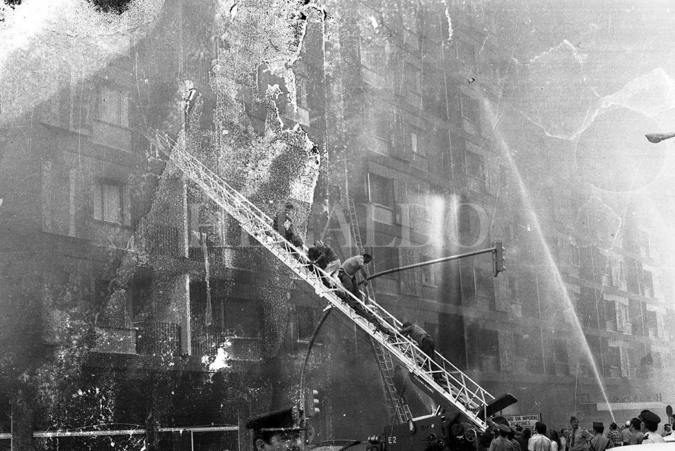 Fotografías tomadas durante el incendio del hotel Corona de Aragón el 12 de julio de 1979 donde murieron 78 personas y 113 resultaron heridas