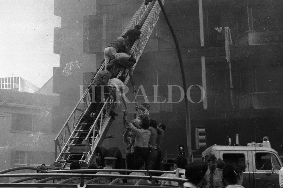 Fotografías tomadas durante el incendio del hotel Corona de Aragón el 12 de julio de 1979 donde murieron 78 personas y 113 resultaron heridas