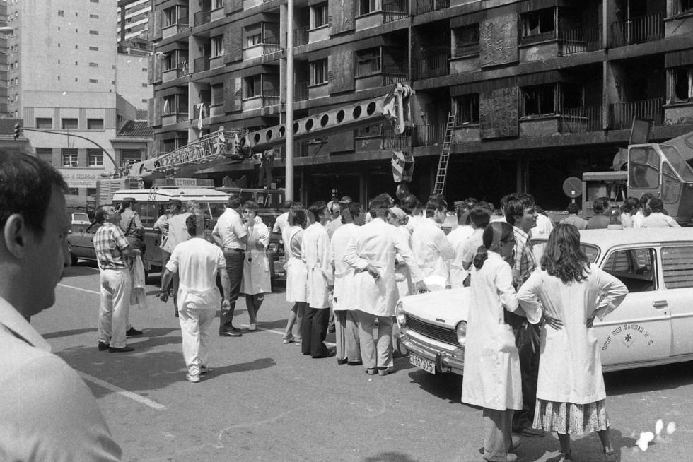 Fotografías tomadas durante el incendio del hotel Corona de Aragón el 12 de julio de 1979 donde murieron 78 personas y 113 resultaron heridas