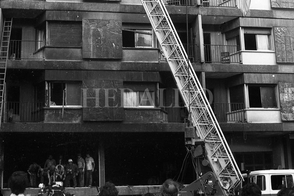 Fotografías tomadas durante el incendio del hotel Corona de Aragón el 12 de julio de 1979 donde murieron 78 personas y 113 resultaron heridas