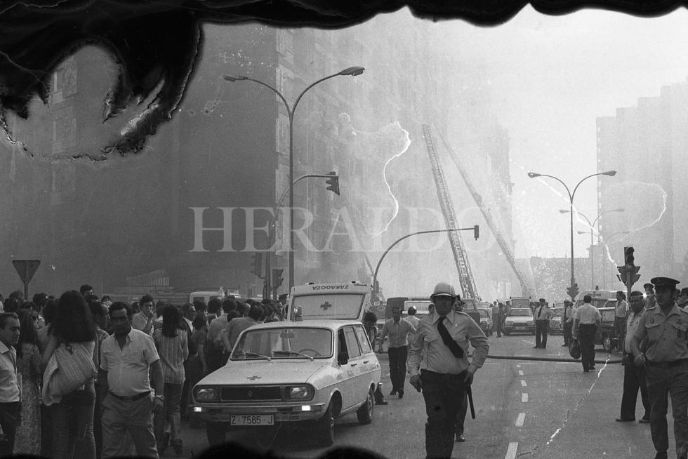 Fotografías tomadas durante el incendio del hotel Corona de Aragón el 12 de julio de 1979 donde murieron 78 personas y 113 resultaron heridas