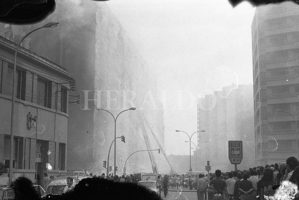 Fotografías tomadas durante el incendio del hotel Corona de Aragón el 12 de julio de 1979 donde murieron 78 personas y 113 resultaron heridas