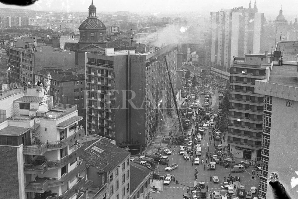 Fotografías tomadas durante el incendio del hotel Corona de Aragón el 12 de julio de 1979 donde murieron 78 personas y 113 resultaron heridas
