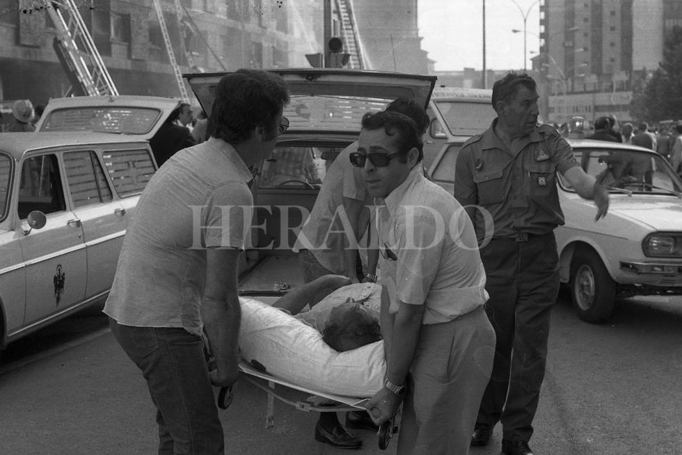 Fotografías tomadas durante el incendio del hotel Corona de Aragón el 12 de julio de 1979 donde murieron 78 personas y 113 resultaron heridas