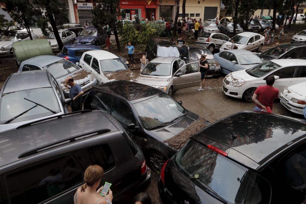 Caos en la calle de Galán Bergua, en Las Delicias