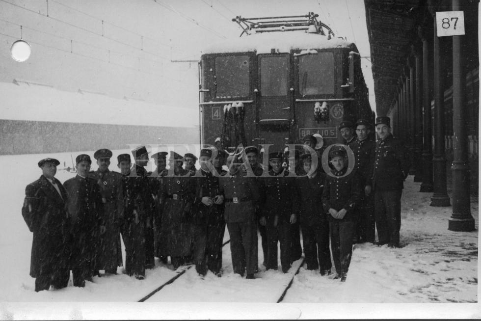 Trabajadores y miembros de las fuerzas de seguridad hispano - francesas en las vías de la Estación Internacional de Canfranc el 21 de febrero de 1948.
