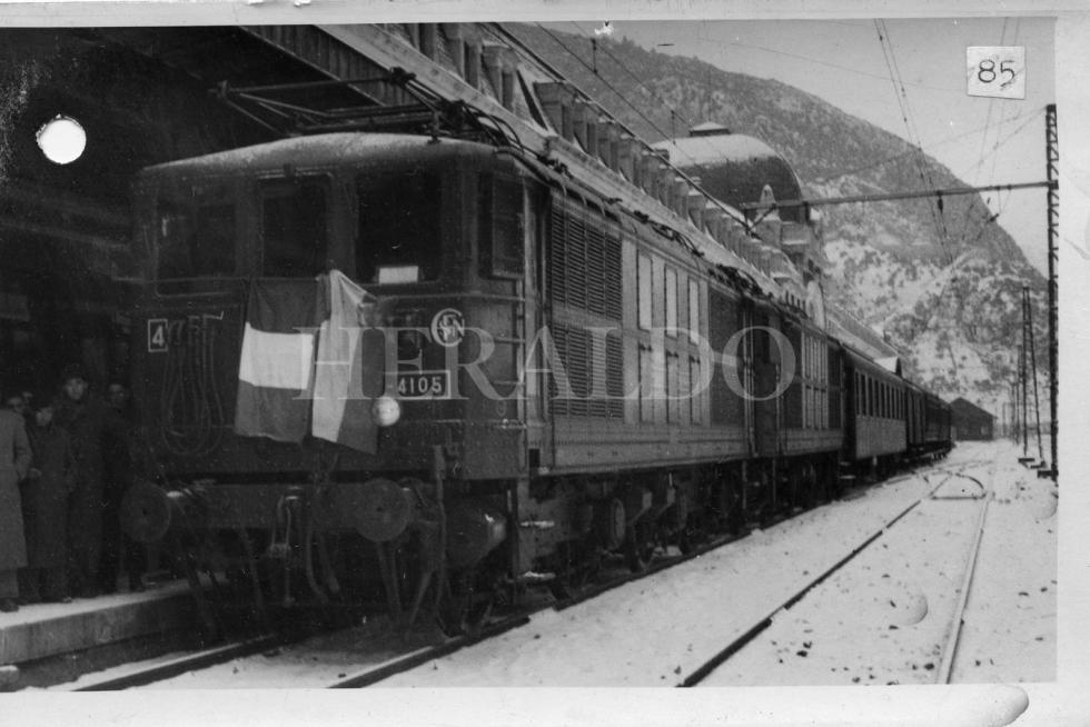 Reapertura del tren internacional Canfranc-Pau. El primer tren francés, con las autoridades bearnesas, llegó a las 11:10 a la Estación Internacional de Canfranc el 21 de febrero de 1948.