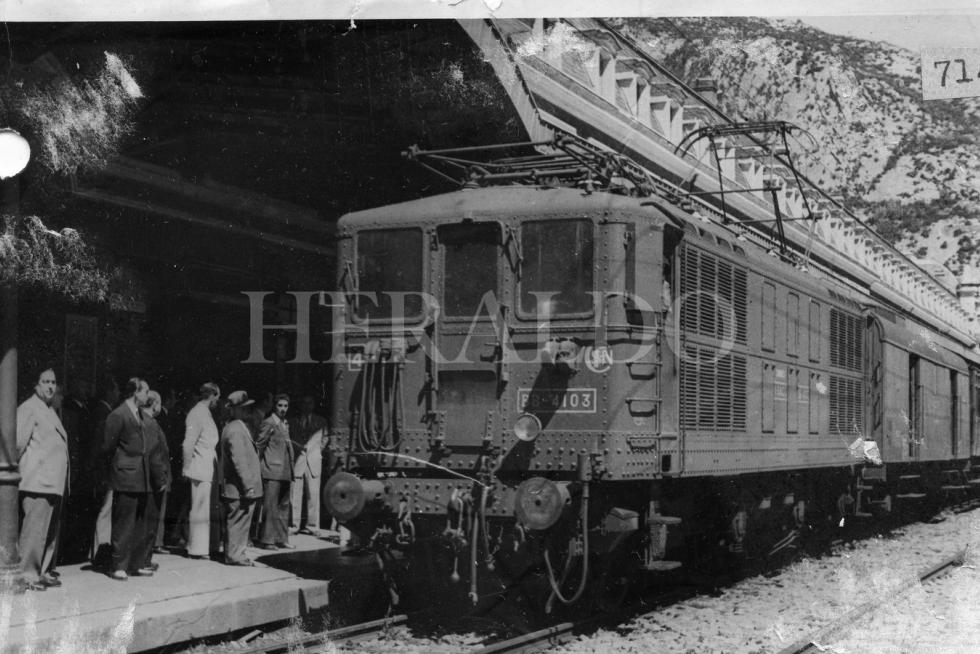 Reapertura del tren internacional Canfranc-Pau. El primer tren francés, con las autoridades bearnesas, llegó a las 11:10 a la Estación Internacional de Canfranc el 21 de febrero de 1948.