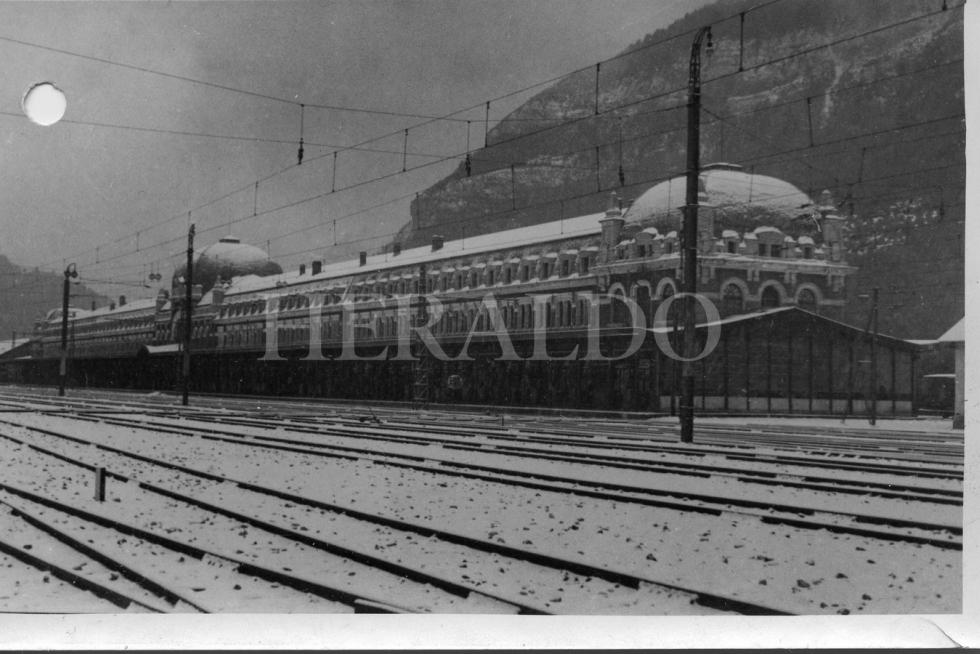 La Estación Internacional de Canfranc amaneció cubierta de nieve el 21 de febrero de 1948.