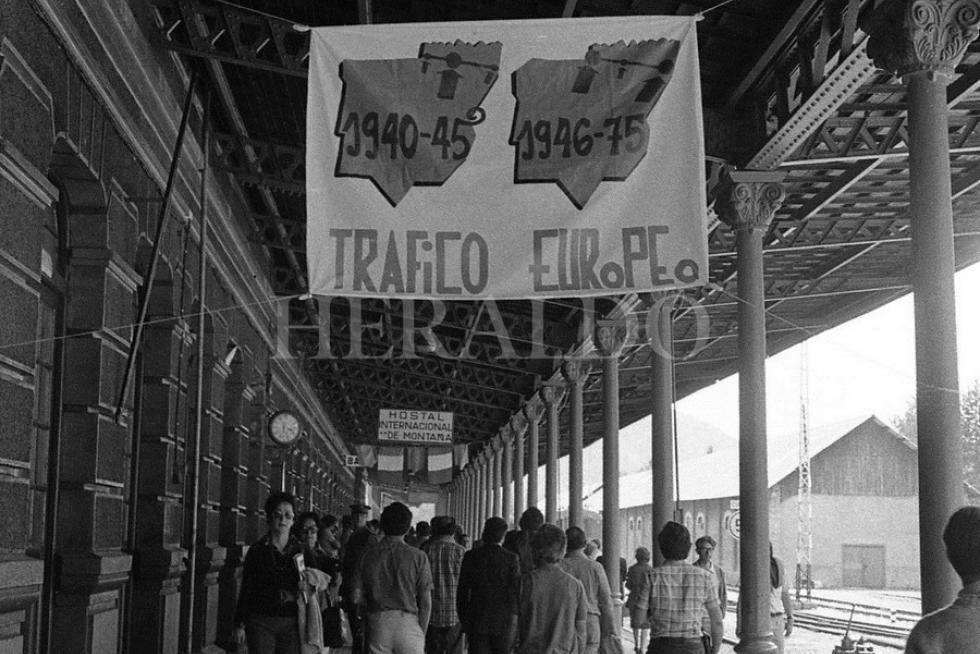 Primera manifestación de la historia del Canfranc el 22 de junio de 1975. El Sindicato de Iniciativa y Propaganda de Aragón (SIPA) organiza un tren-manifestación para reivindicar la reapertura.