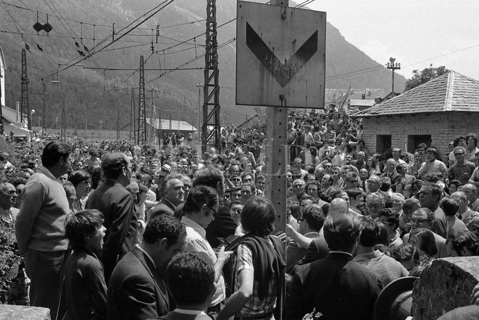 Primera manifestación de la historia del Canfranc el 22 de junio de 1975. El Sindicato de Iniciativa y Propaganda de Aragón (SIPA) organiza un tren-manifestación para reivindicar la reapertura.