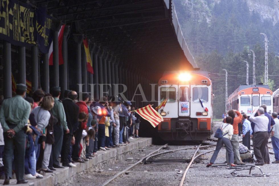 Concentración de protesta en la estación de Canfranc el 21 de mayo de 2000 para exigir su reapertura