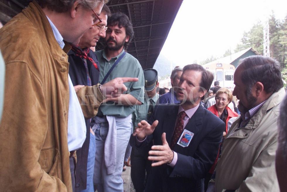 Concentración de protesta en la estación de Canfranc el 21 de mayo de 2000. Manuel Giménez Abad, José María Mur, Víctor López, Marcelino Iglesias y Rodolfo Aísa.