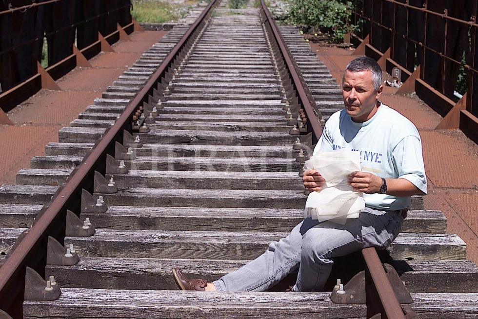 Jonathan Díaz, ciudadano francés y chófer de autobús de la línea Oloron-Canfranc, encontró los documentos de Canfranc sobre el tránsito de oro nazi desde Suiza a España y Portugal en la Segunda Guerra Mundial. Retrato de Jonathan Díaz el 7 de agosto de 2001