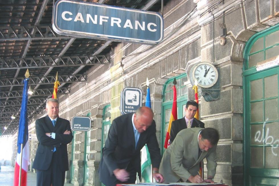 Acto conmemorativo del 75 aniversario de la inauguración del Canfranc con el entonces presidente aragonés, Marcelino Iglesias y Alain Rousset, presidente francés del Consejo regional de Aquitania, el 19 de julio de 2003