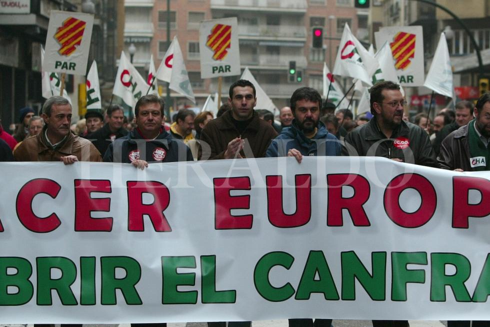 Manifestación en Zaragoza para exigir la reapertura del Canfranc el 28 de noviembre de 2004