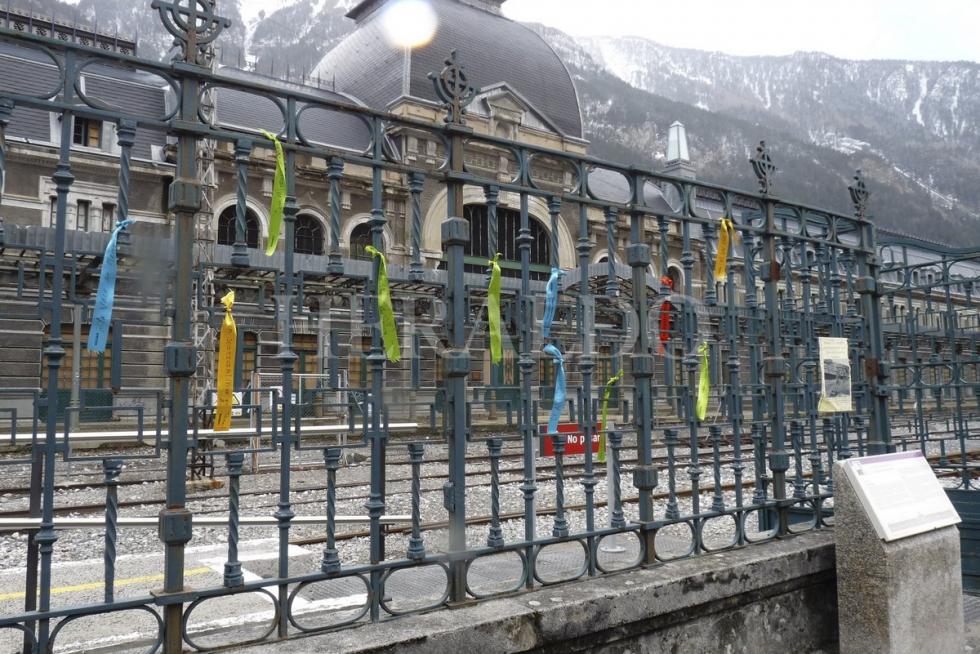 Cintas en la estación de Canfranc, el 27 de marzo de 2010, en protesta por el 40 aniversario de su cierre.
