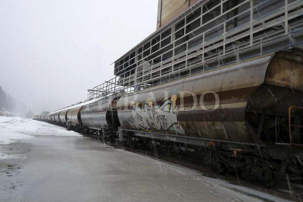 El último tren de maíz de la temporada en la estación de Canfranc, junto a los silos, el 3 de marzo de 2017