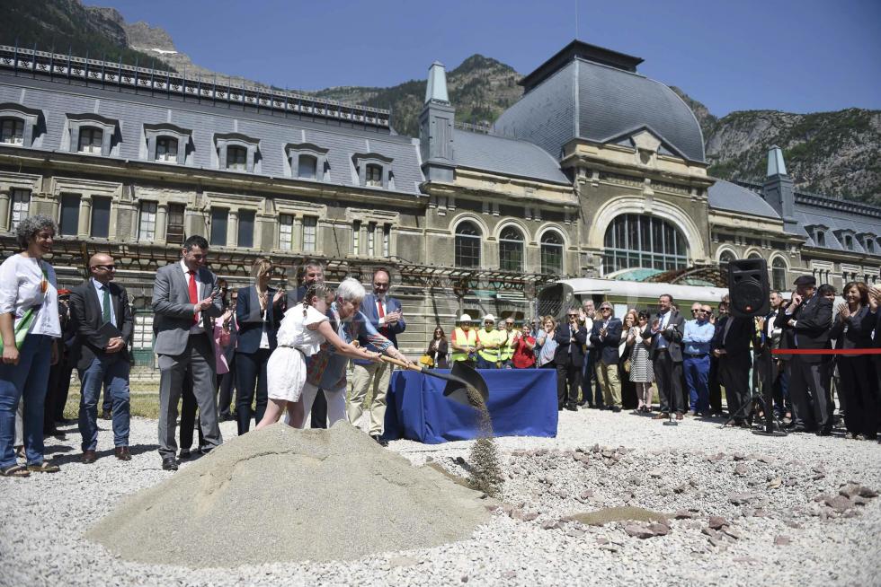 Acto de colocación de la primera piedra para rehabilitar la estación internacional de Canfranc el 27 de junio de 2018