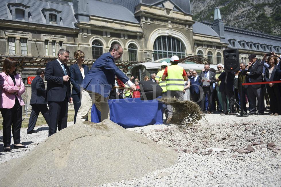 Acto de colocación de la primera piedra para rehabilitar la estación internacional de Canfranc el 27 de junio de 2018