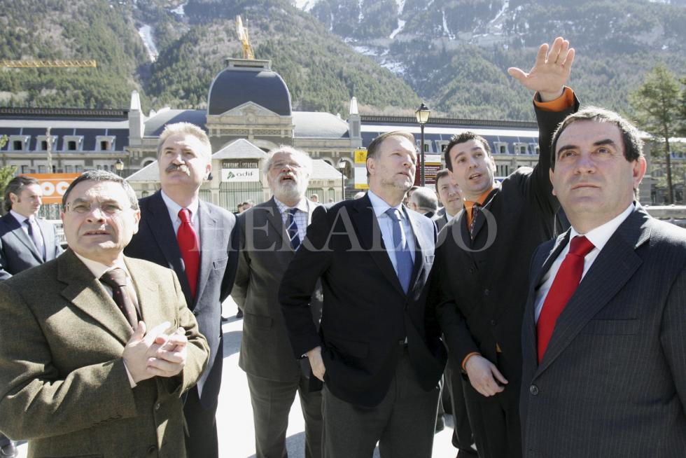 Visita a las obras de la estación de tren de Canfranc en 2009 y presentación de la nueva estación. Marcelino Iglesias, entonces presidente aragonés y Víctor Morlán, entonces secretario de Estado de Planificación.