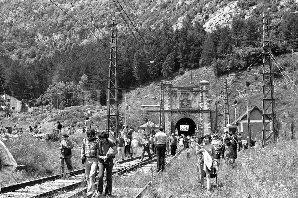 El 22 de junio de 1975 fue la primera manifestación de la historia del Canfranc. El SIPA organizó un tren-manifestación. HERALDO DE ARAGÓN con motivo del 90 aniversario de la inauguración de la estación de Canfranc publica el 18 de julio de 2018 el especial Estación internacional de Canfranc. 90 años de trayecto.