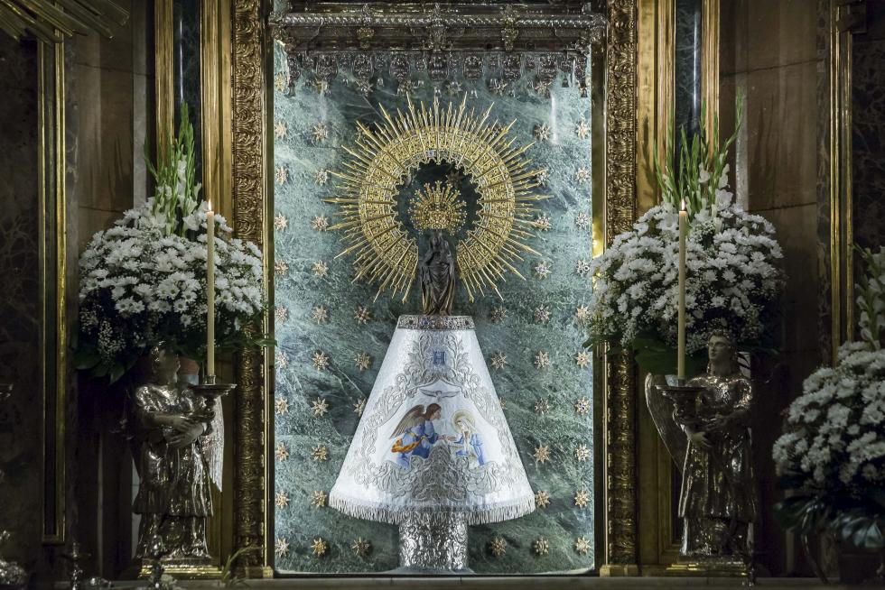 La Virgen del Pilar luce el manto que HERALDO DE ARAGÓN donó al Cabildo con motivo de la celebración del 120 aniversario del diario.