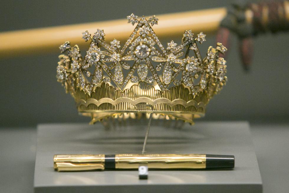 Joyas de la Virgen que se pueden ver en el Museo Pilarista. En la imagen, un bolígrafo de don Juan Carlos I y una corona de doña Sofía
