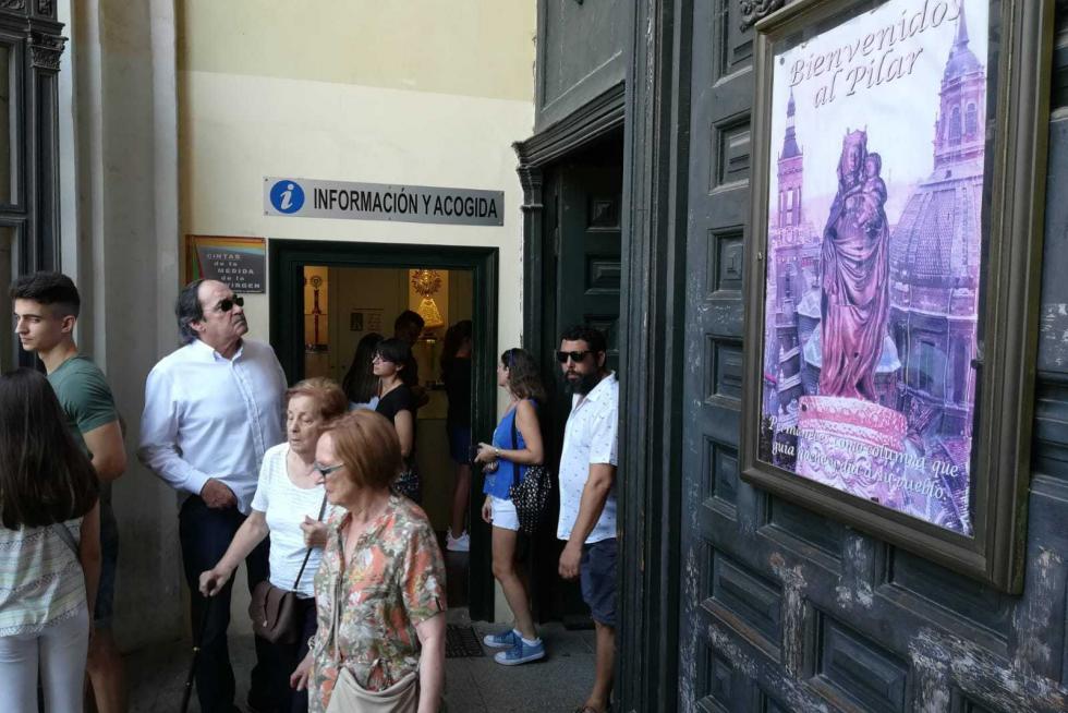 Oficina de información a la izquierda de la entrada principal desde la Plaza del Pilar.