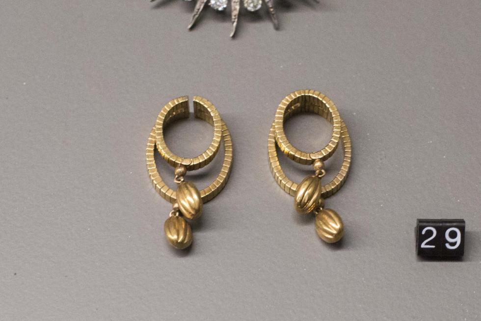 Joyas de la Virgen que pueden verse en el Museo Pilarista. En la imagen, pendientes de Eva Perón
