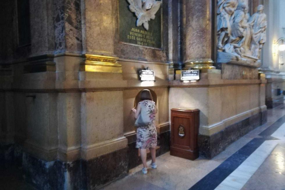 Parte de atrás del Camarín de la Virgen del Pilar donde los fieles besan el óvalo de la Columna.