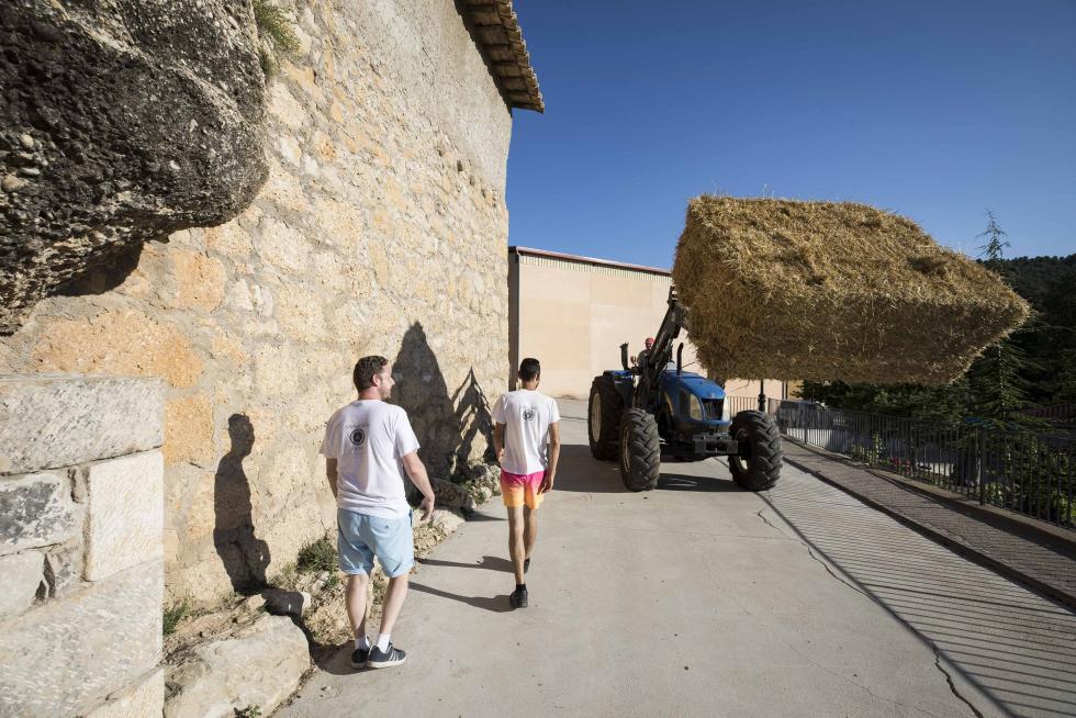 Alfred Giménez y Luis Lasmarías en una calle de Torre las Arcas