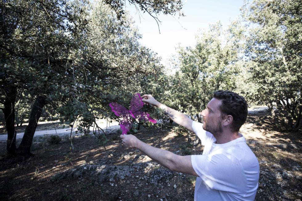 Luis Lasmarías recoge una mariposa de Mercado, Bosque y Fantasía