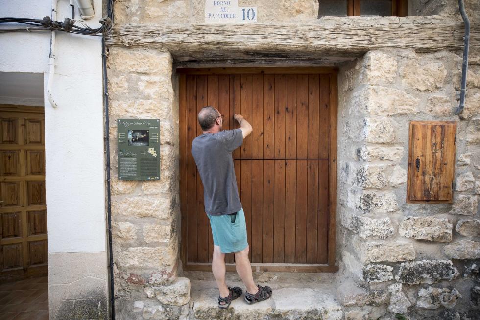 José Luis Carceller, concejal, abre el Museo del Pan