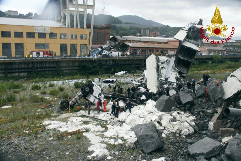 Decenas de muertos al desplomarse un viaducto en Génova