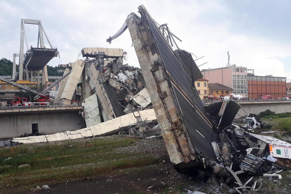 Decenas de muertos al desplomarse un viaducto en Génova