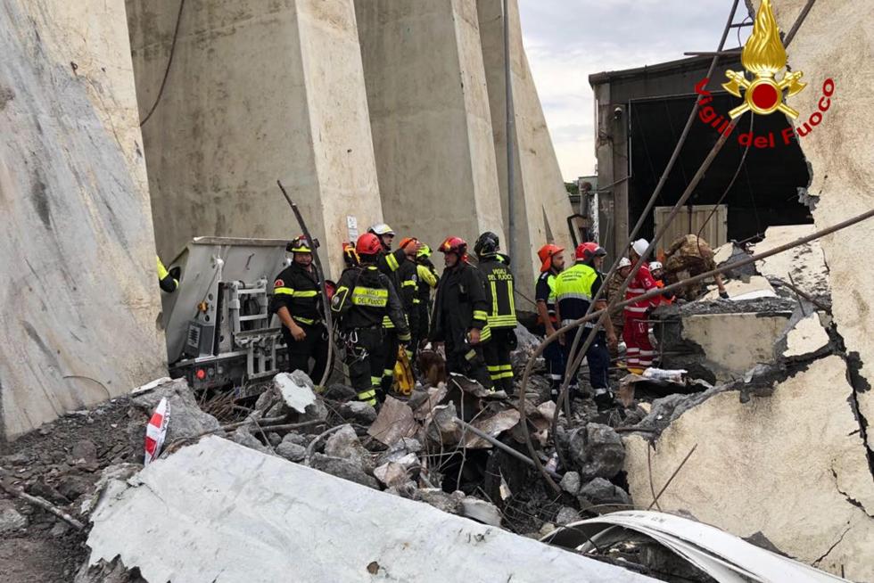 Decenas de muertos al desplomarse un viaducto en Génova