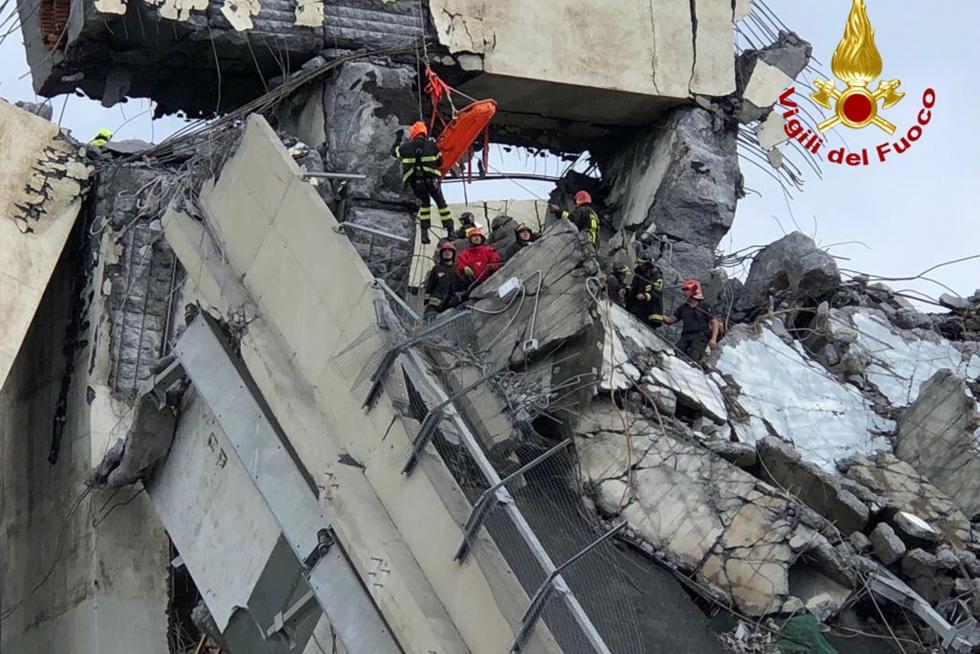 Decenas de muertos al desplomarse un viaducto en Génova
